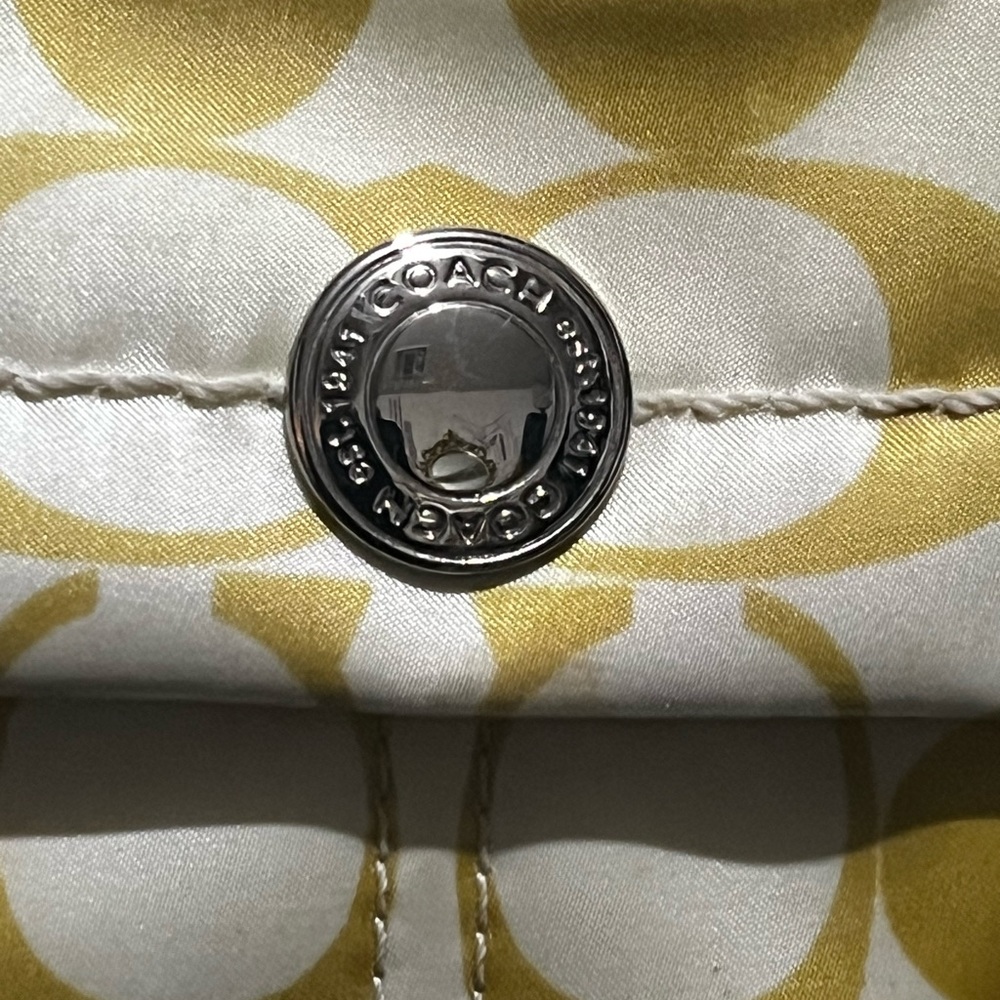 EUC COACH satin signature logo wristlet with green, hang tag and strap - Picture 4 of 10
